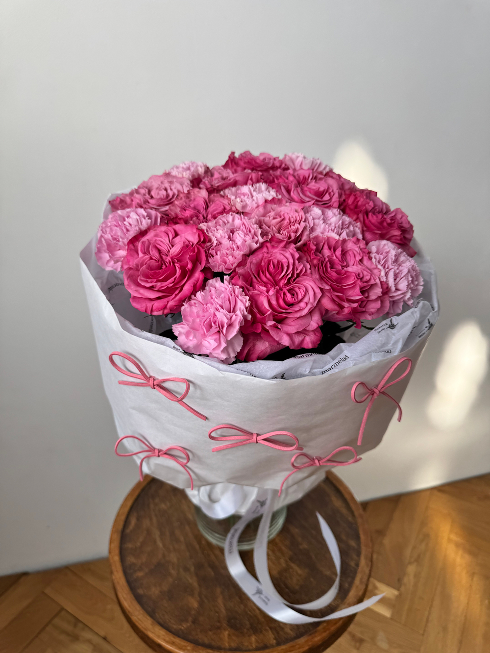 предзаказ - сборный букет из роз Кантри и диантусов в лимитированной упаковке размер M