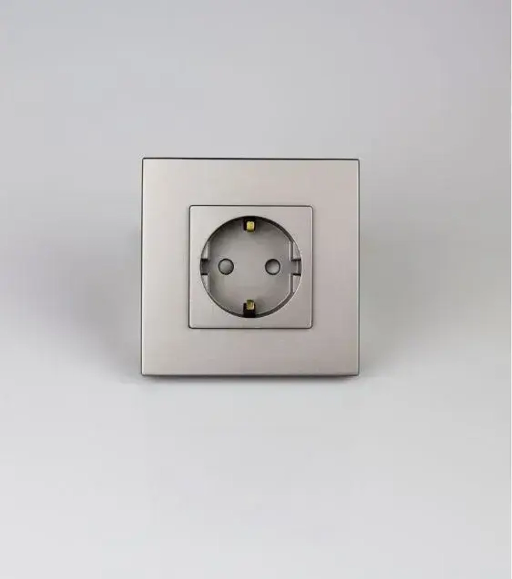 Розетка серая с заземлением и защитными шторками от детей, евророзетки