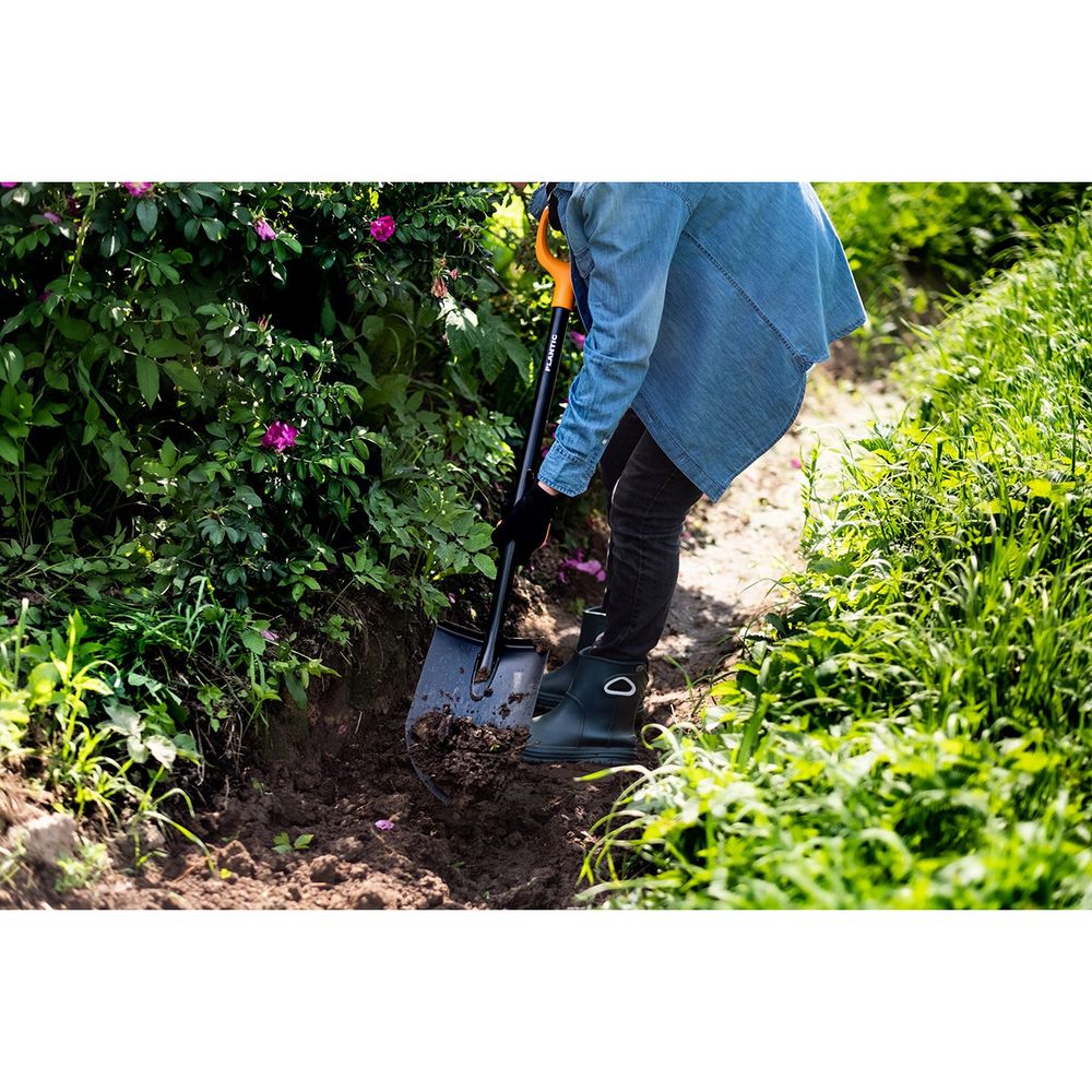 ЛОПАТА ШТЫКОВАЯ "TERRA" С ЧЕРЕНКОМ И РУЧКОЙ 1120 мм (1) "PLANTIC" 11003-01