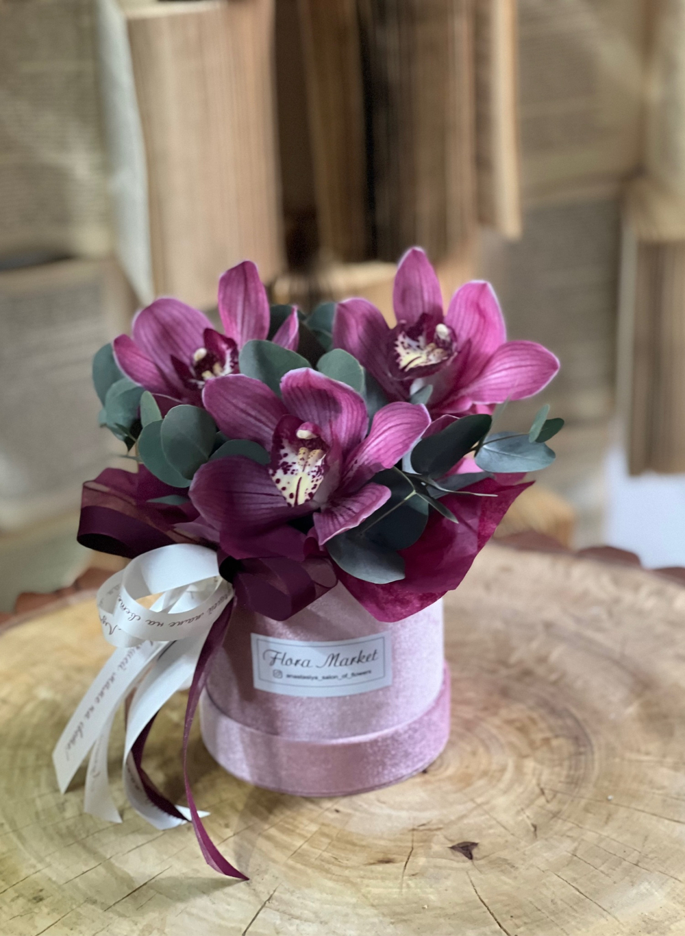 Орхидея Цимбидиум и эвкалипт в бархатной шляпной коробке