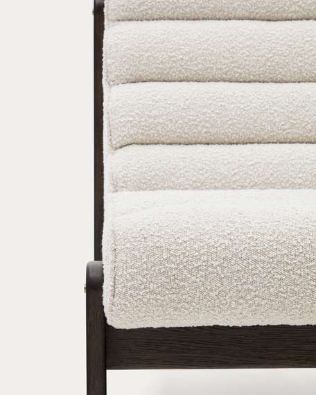 Кресло Magira, белое букле, массив дуба с темной отделкой