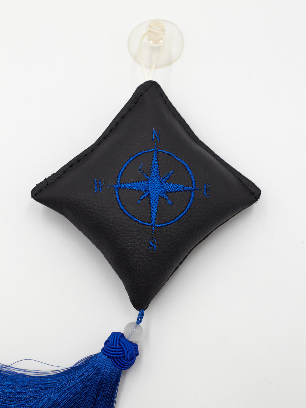 Ромб объемный на присоске Роза Ветров (экокожа, черный, синяя вышивка, кисть)