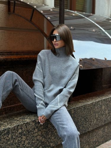 Серый свитер с узором на рукавах