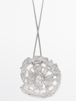 Massimo Dutti Ожерелье с кружевной подвеской, серебряный