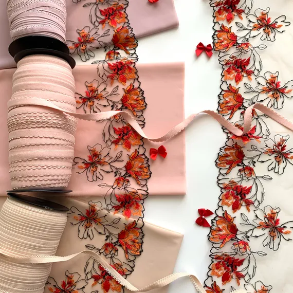 Вышивка на сетке бежевая/оранжевая (правая) 15 см