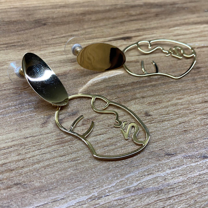 Серьги-гвоздики Лик девы безмятежность контур пластина вогнутая овал металл золотистый 6,5 см