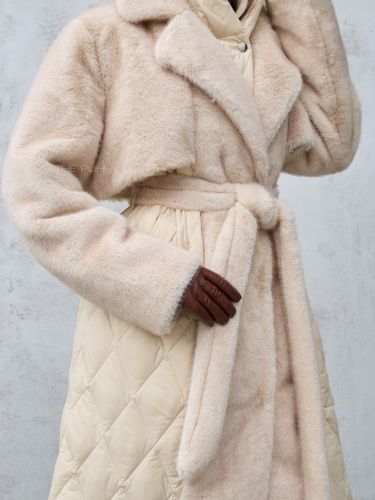 Бежевый комбинированный пуховик с капюшоном и поясом