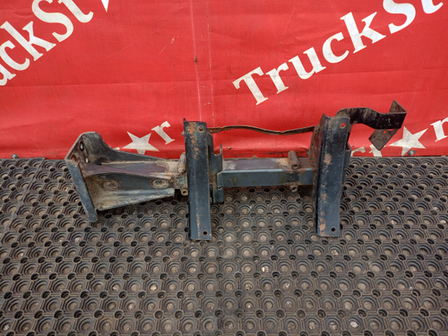 Кронштейн крыла переднего