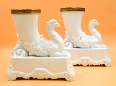 Пара фарфоровых ваз в форме ритона на постаменте. Фарфор, бронза. Франция. XIX в.