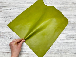 Отрез натуральной кожи зеленого цвета для красивых сумок и клатчей