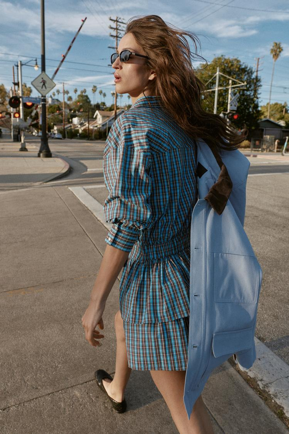 ZARA КОРОТКОЕ ПЛАТЬЕ В КЛЕТКУ С ВОЛАНАМИ И ПОЯСОМ, КОРИЧНЕВО-СИНИЙ