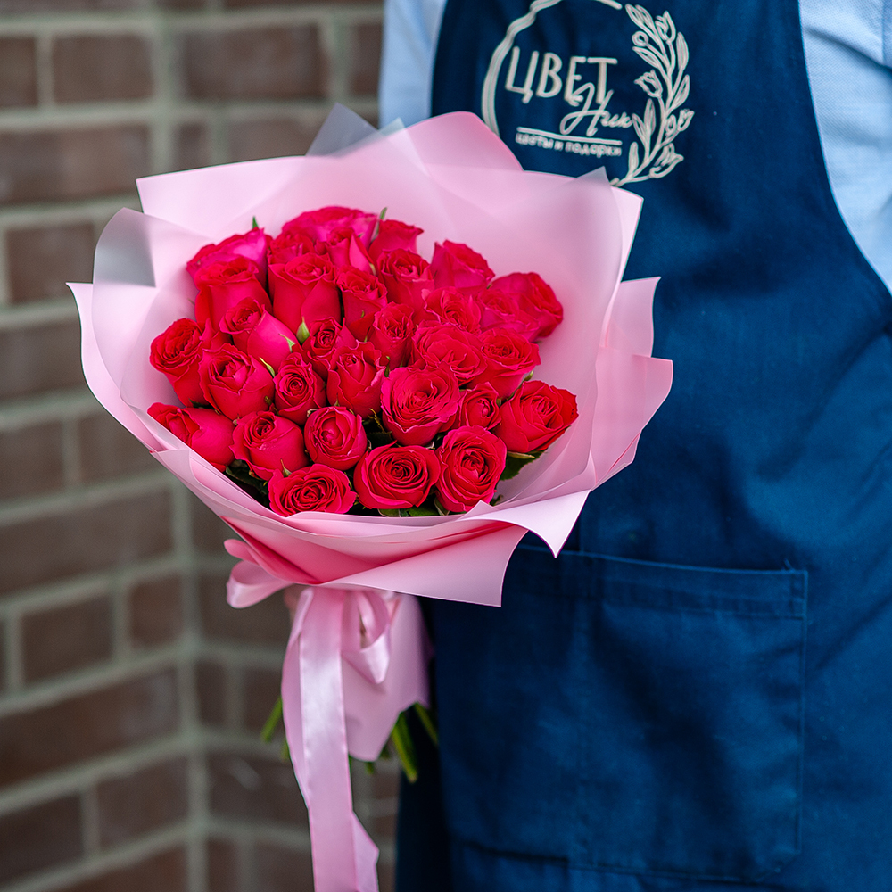 31 малиновая кенийская роза в оформлении