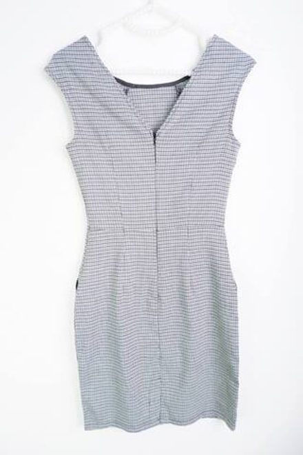 Платье приталенное с кармашками, визуально на 42 размер