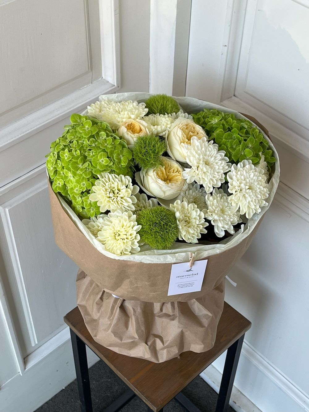 Букет из гортензии, кустовых пионовидных роз, хризантемы и диантусов