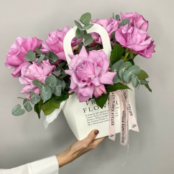 «Магия Цвета» французские розы с эвкалиптом в сумке