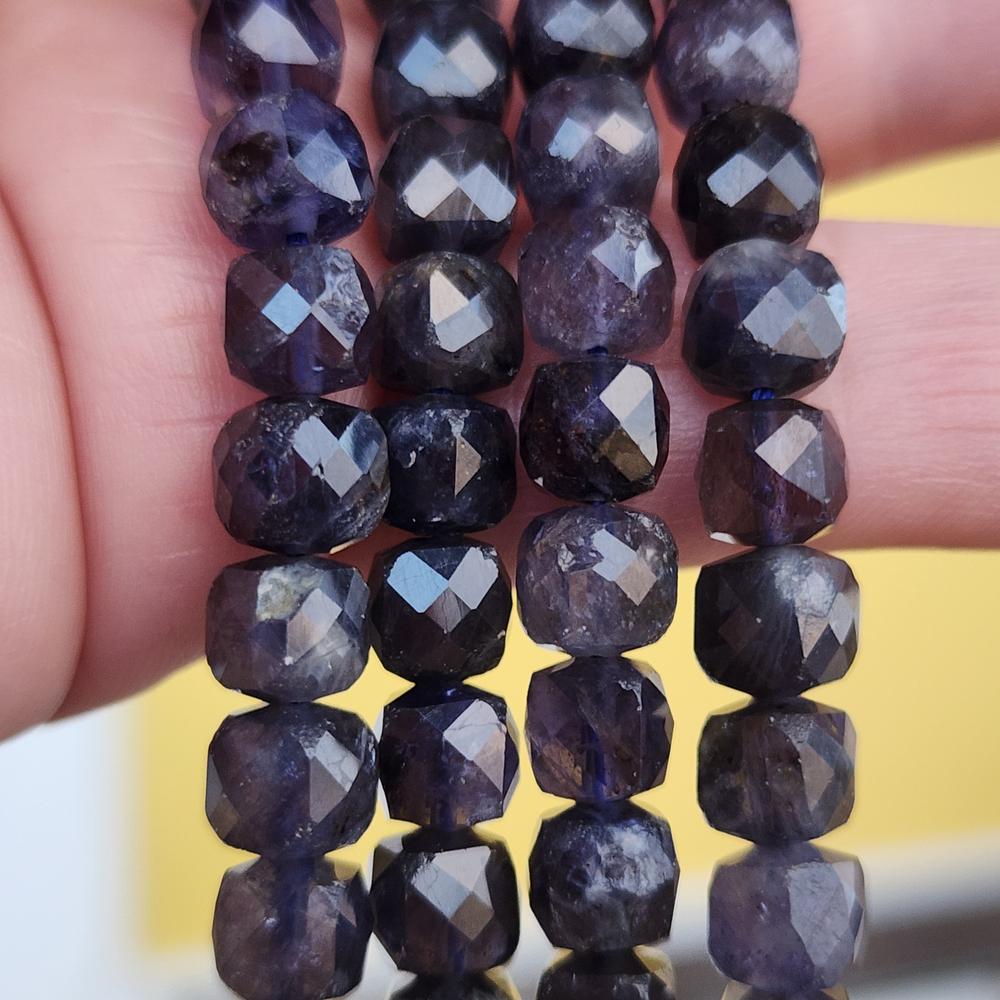 Иолит (кордиерит) природный, куб, огранка, 6.5мм, цена за нить 9.5см (1/4)