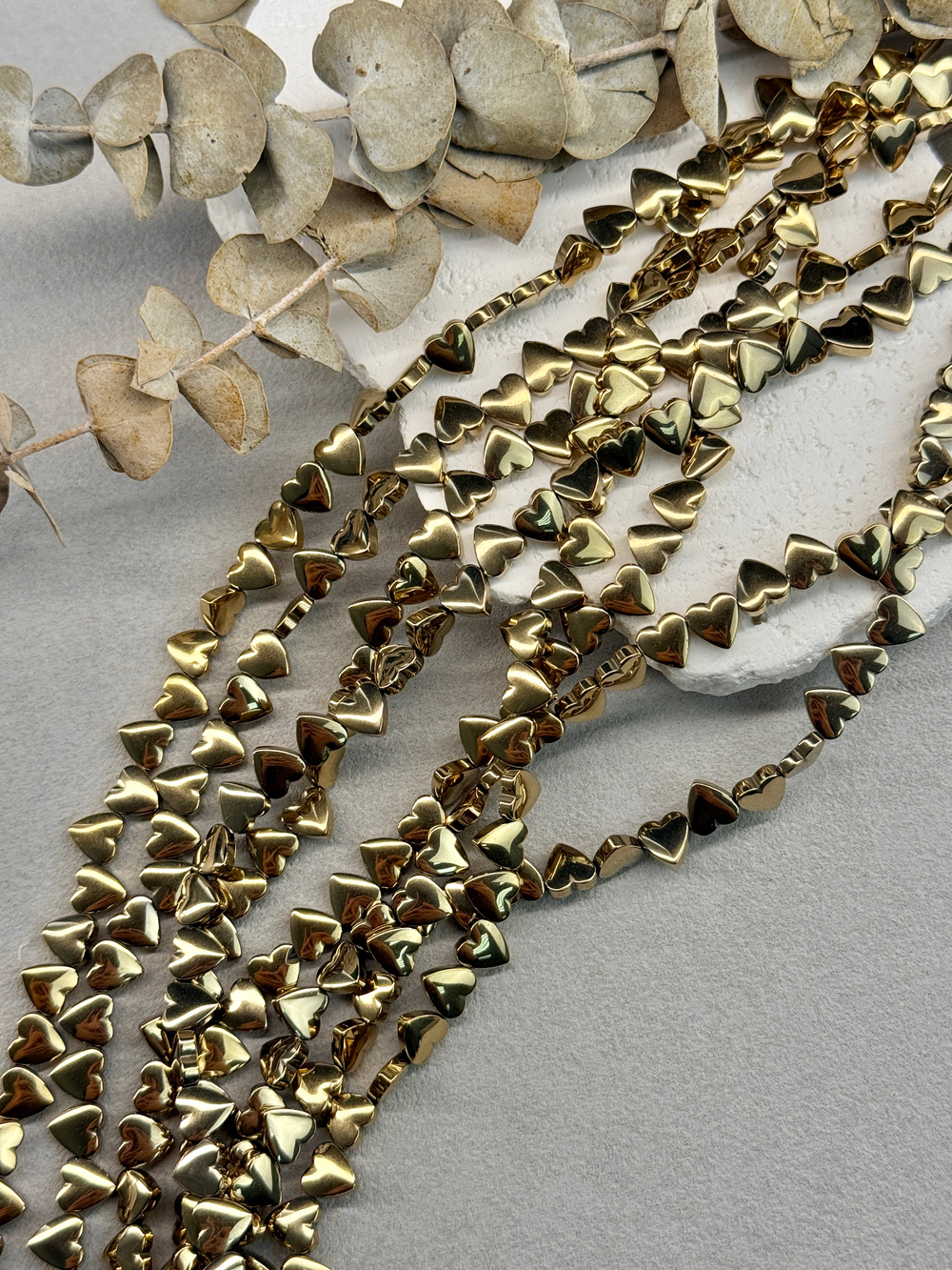 Гематит светлое золото, сердце 8 мм, нить 39 см