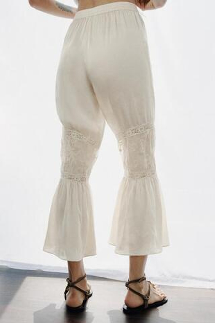 ZARA КОМБИНИРОВАННЫЕ БРЮКИ С ЦВЕТОЧНОЙ ВЫШИВКОЙ И КРУЖЕВОМ, ЖЕЛТОВАТО-БЕЛЫЙ