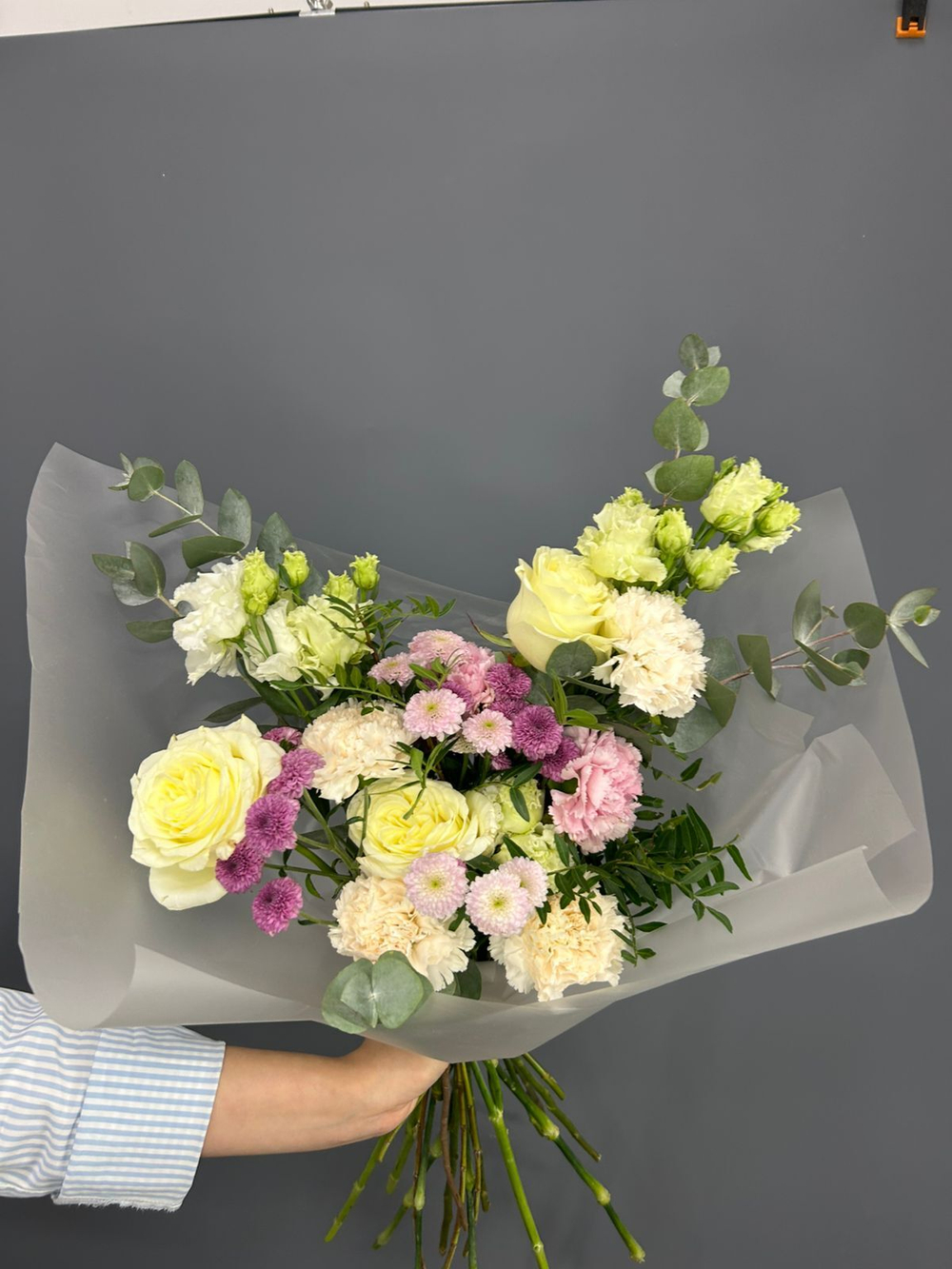 Букет из белых роз, диантусов и эустом