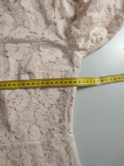 Платье кружевное в нежном оттенке, маркировка М, визуально на 46 размер