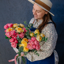 144. Акварельный букет-микс из кустовых пионовидных роз