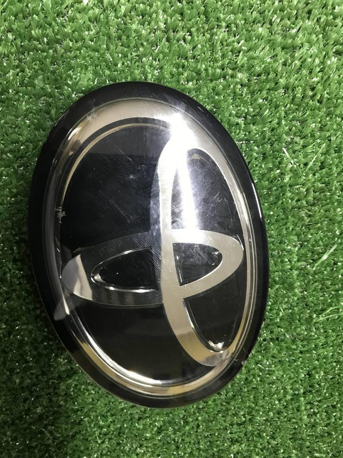 Эмблема решетки радиатора Toyota Camry xv70 17-21