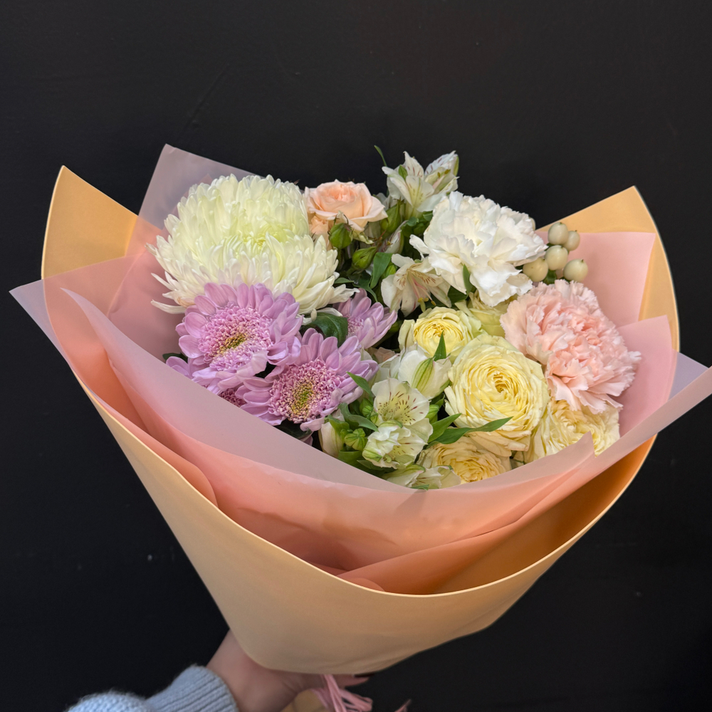 Букет из микса хризантем, кустовой розы и диантусов