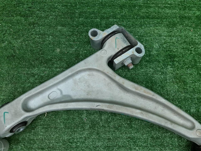 Рычаг передний правый Lixiang L9 (2022-н.в.)