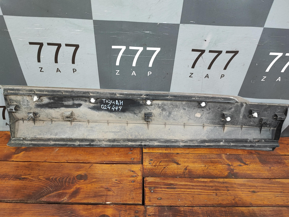 Накладка двери передней левой Volkswagen Tiguan 2 16-нв Б/У Оригинал 5NA854939P