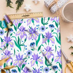 Ткань шелк Армани бледные фиолетовые ирисы на белом фоне