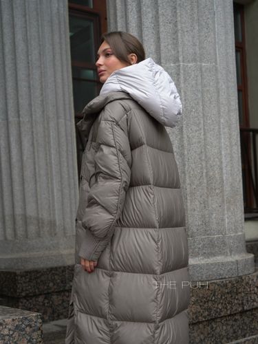 Бежевый удлиненный пуховик с контрастной жилеткой