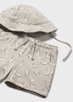 футболка с шортами и панамкой