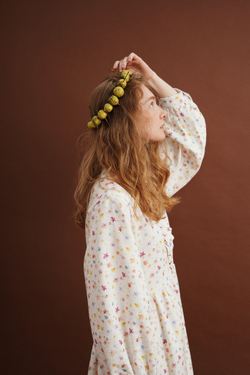 Платье с жабо и длинным рукавом из молочной джинсы в мелкий цветочек