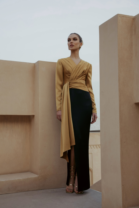 Платье макси драпированное из сатина с объемными плечами