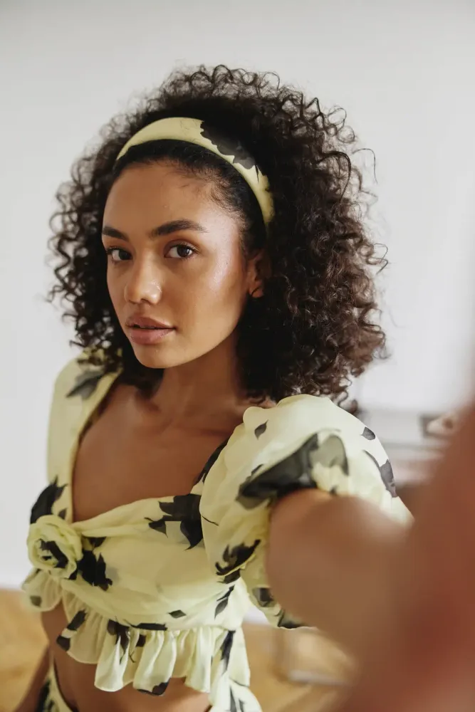 Noelia, ободок широкий из желтого шифона с крупными серыми цветами