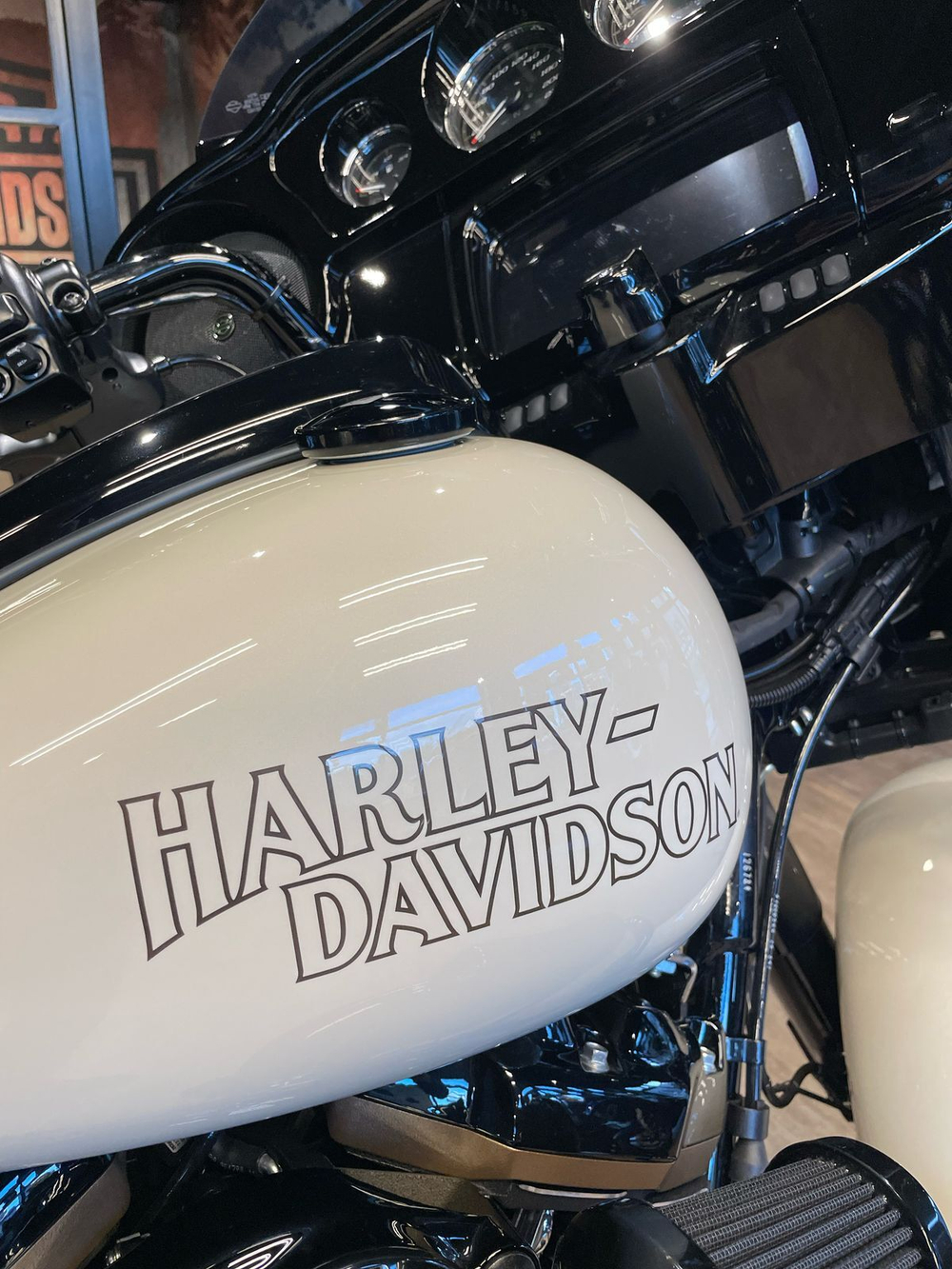 Harley-Davidson Street Glide ST White Sand Pearl / Черный (с НДС)