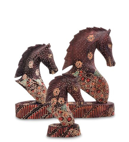 10-013 Фигурка «Лошадь» набор из трех 25,20,15 см (батик, о.Ява)