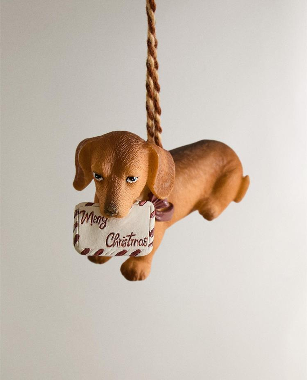 ZARA HOME НОВОГОДНЕЕ ЁЛОЧНОЕ УКРАШЕНИЕ В ФОРМЕ ФИГУРКИ «СОБАКА С ПИСЬМОМ», КОРИЧНЕВЫЙ