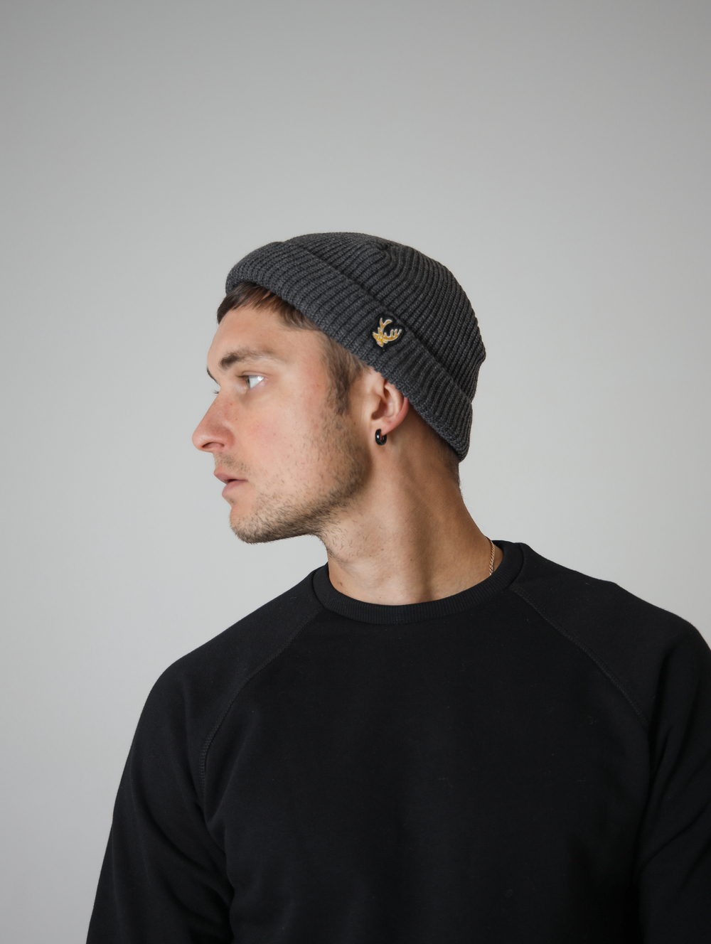 Шапка короткая серая Город Горький олень желтый