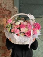 Корзина сборная из кустовых пионовидных роз, одноголовых роз, диантусов, хризантемы и оксипеталума