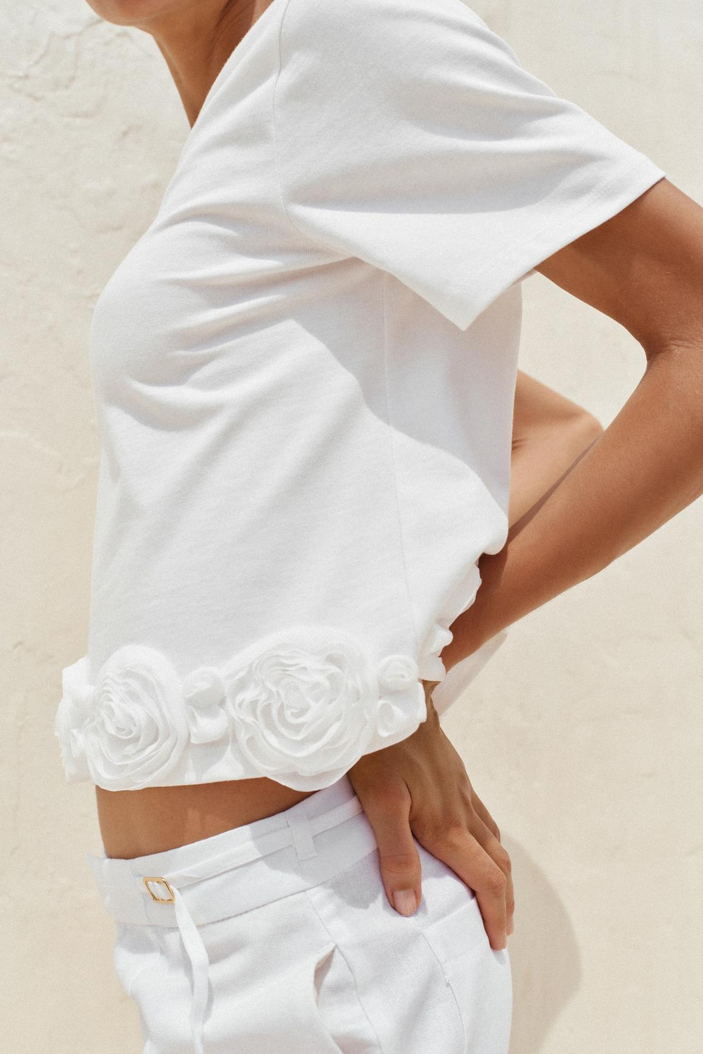 ZARA ФУТБОЛКА С РЕЛЬЕФНЫМИ РОЗАМИ, БЕЛЫЙ