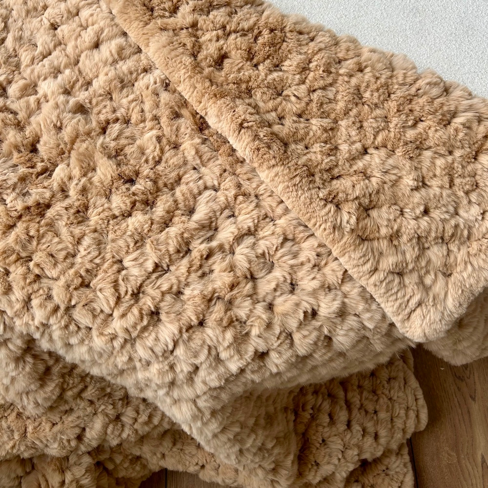 Вязаный плед из натурального меха рекс 240*220 см (бежевый однотонный)