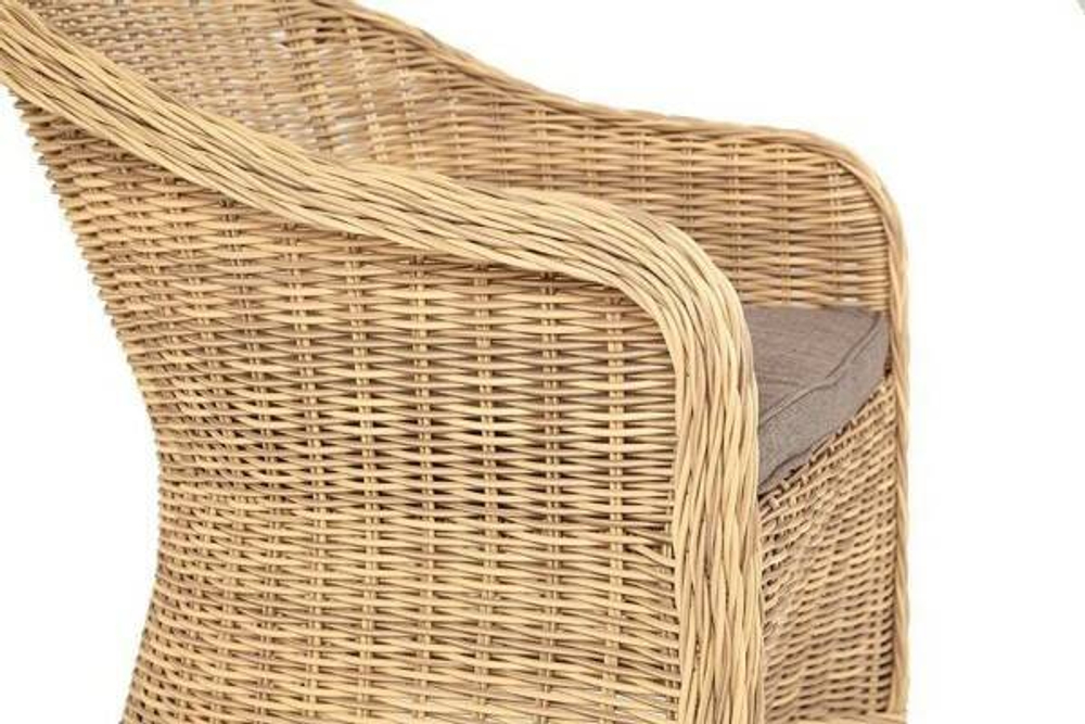 "Равенна" плетеное кресло из искусственного ротанга, цвет соломенный с серой подушкой