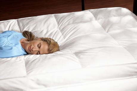 Перина пуховая 6 см 200x220 климат-контроль с уплотненным центром Dorbena