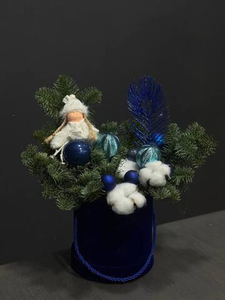 Композиция из нобилиса с синим декором