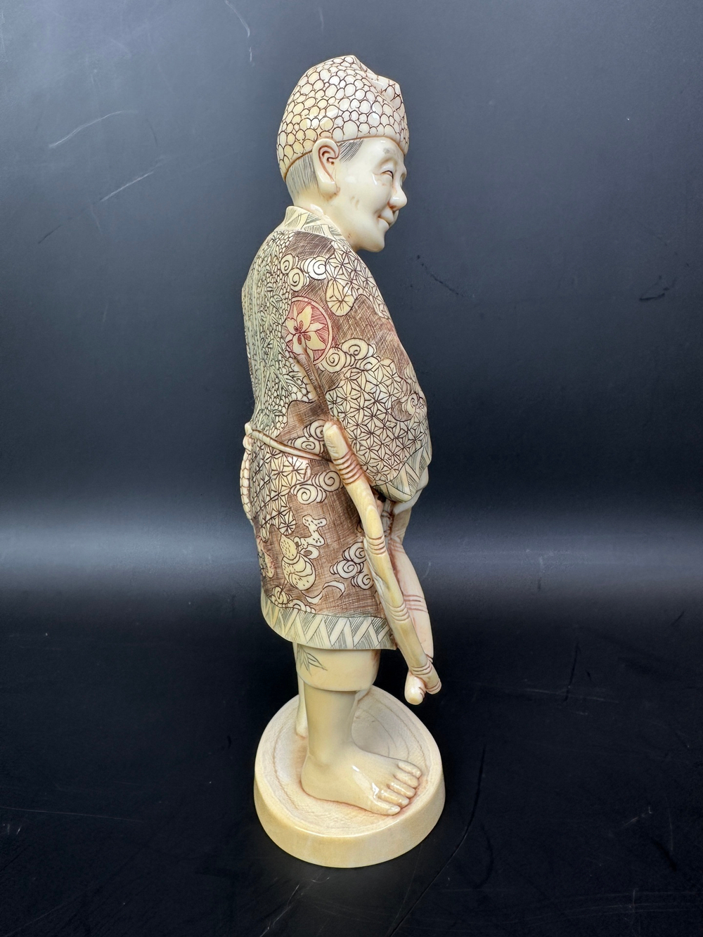 Скульптура из кости — Рыбак с уловом