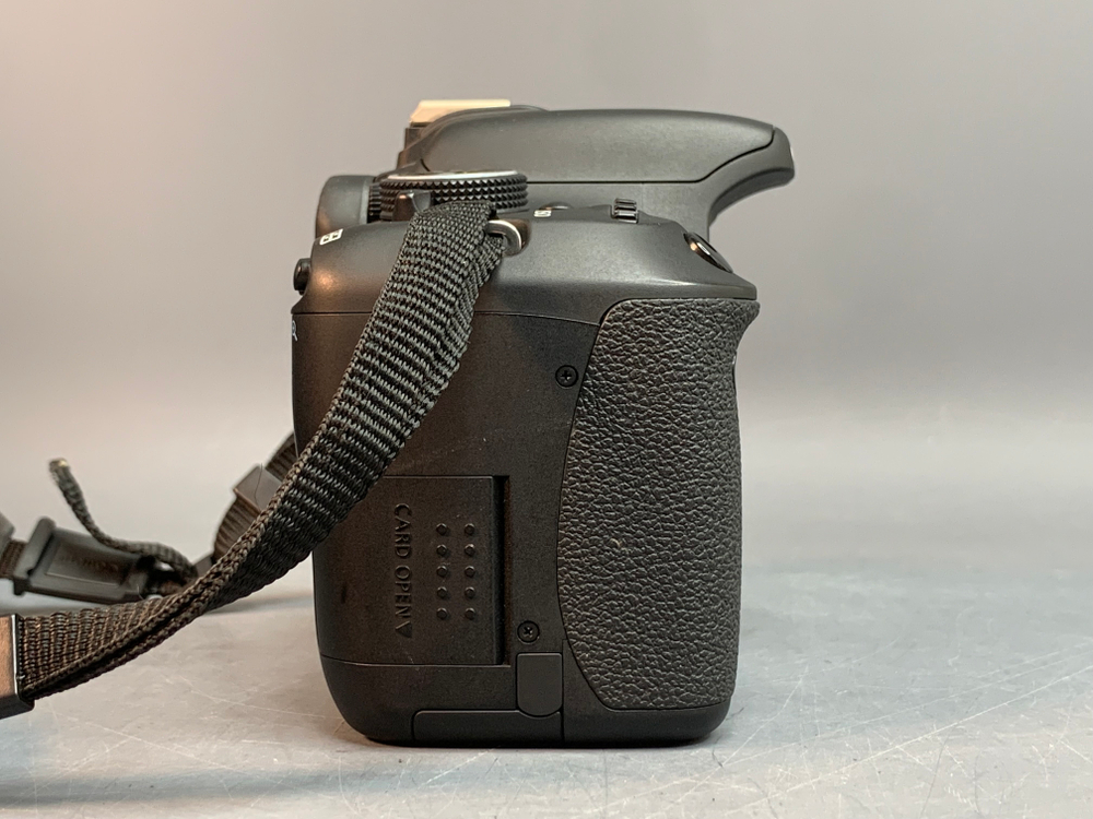 Canon 600D kit 18-55mm 3.5-5.6 IS ll 4.000 кадров