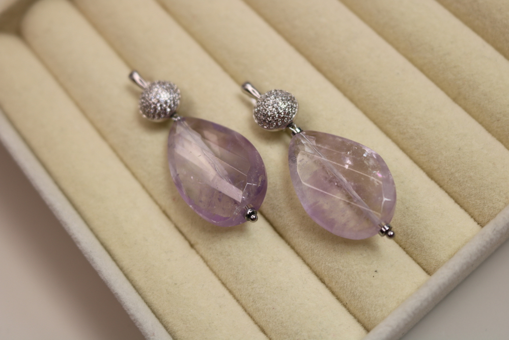 alt="Серьги с натуральным аметистом 3×2 см и швензой с фианитами — Викторинэль"