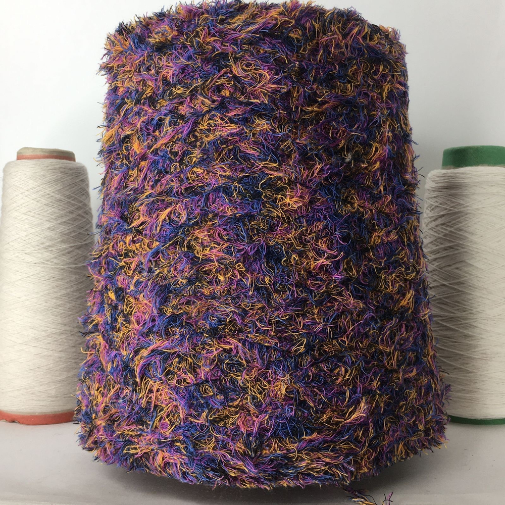COTTON PELUCHE; 95% хлопок, 5% п/а; 260м/100 гр; цвет: На черной нити фиолетовые, синие и светло-коричневые хвостики; Травка Есть мал. бобинка 304гр.