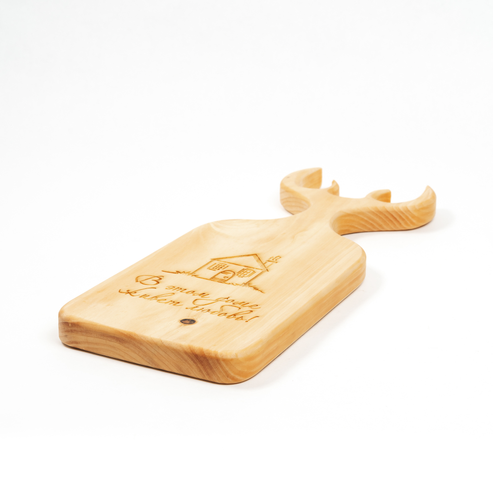 Доска разделочная из древесины сибирского кедра с гравировкой "В этом доме живет любовь". RD63